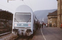 Doppelstock-Steuerwagen der DR im Bahnhof Horb