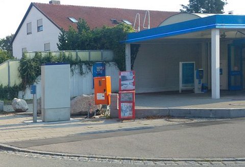 Foto 480*327 - Fahrscheinautomat neben Tankstelle in Neufahrn