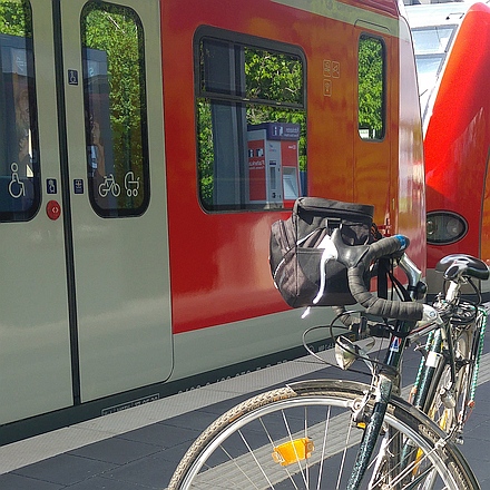 Foto Fahrrad vor S-Bahn