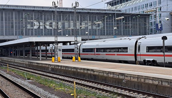 München Hauptbahnhof, Hallenende und Bahnsteige außerhalb der Halle, einige Gleise weiter rechts steht ein ICE