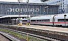 München Hauptbahnhof, Hallenende und Bahnsteige außerhalb der Halle, einige Gleise weiter rechts steht ein ICE