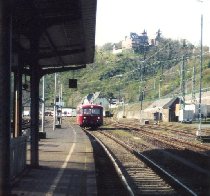 Drachenland-Express bei Einfahrt nach Linz vor Burg Ockenfels