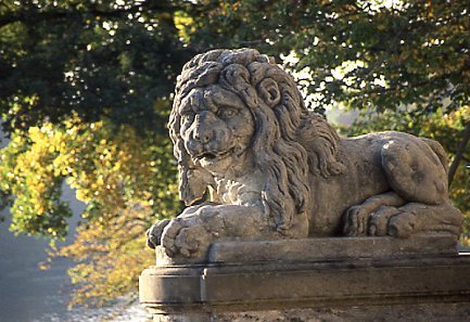 Löwe an der Badenburg im Schloßpark Nymphenburg