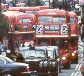 Oxford Street: rote Doppeldecker und schwarze Taxis
