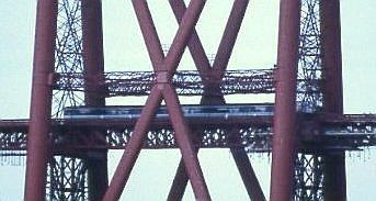 Scotrail-Sprinter auf der Forth Rail Bridge