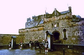 Rckchen an und stramm stehen: die Wache von Edinburgh Castle