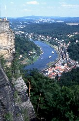 Blick von der Festung auf den Ort Königstein und die Elbe