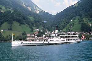 Dampfschiff Schiller, im Hintergrund Berge