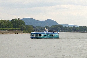 MS Moby Dick auf dem Rhein in Bonn, im Hintergrund 
Teile des Siebengebirges