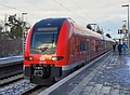 Desiro HC der RB33 in roter DB-Lackierung bei der Ausfahrt aus Unterschleißheim Richtung Freising. Im Gleisbett und auf dem Bahnsteig liegt etwas Schnee.