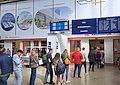 Kleines Foto Schlange vor Reisezentrum (Verkleinerung des Fotos aus dem Artikel)