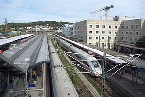 Blick auf Gleise und Bahnsteige. Rechts ist ein ICE 4 zu erkennen.