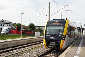 Triebfahrzeug Baureihe 455 in gelb, wei&szlig; und schwarz mit einem roten Streifen und Zielanzeige B&ouml;blingen.