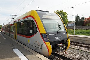 Triebfahrzeug Baureihe 455 in gelb, wei&szlig; und schwarz mit einem roten Streifen und Zielanzeige B&ouml;blingen.