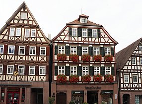 Drei nebeneinander stehende Fachwerkh&auml;user.