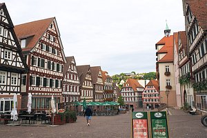 Verkehrsberuhigte Stra&szlig;e ges&auml;umt von Fachwerkh&auml;usern und dem Rathaus.