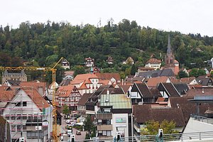 Altstadt mit Kirchturm, Rathaus, etwas Fachwerk und Dachgiebeln.