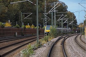 F&uuml;hrerstandblick Stadtbahn: Vier Gleise, rechts Kraichgaubahn, links zwei DB-Gleise mit &uuml;berholendem Regionalexpress. Eine Weiche liegt so, dass die Stadtbahn gleich auf das rechte Gleis wechselt.