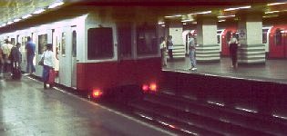 surface- und tube-Zug in der unterirdischen Station Mile End
