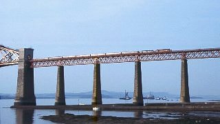 Lokbespannter Zug verläßt Forth-Brücke