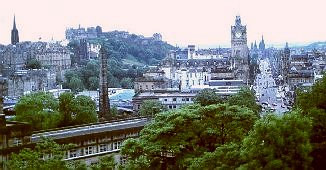 Blick von Calton Hill auf Schloß und Princess Street