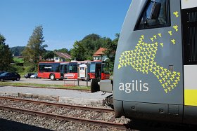 Von der Bahn in den Bus zum Nationalpark