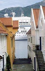 Gasse und Schiff