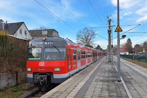 S-Bahn Baureihe 420 am Bahnsteig in Altomünster