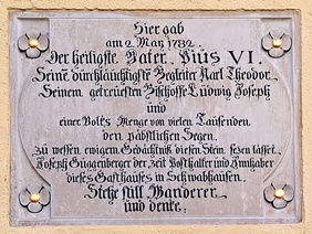 Steintafel mit einer Inschrift, dass Papst Pius VI. am 2.5.1782 an dieser Stelle einen päpstlichen Segen gespendet hat.