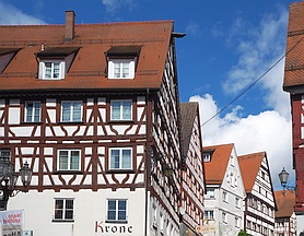Blick in eine Straße mit mehreren Fachwerkhäsern, am vorderen Haus die Aufschrift 'Krone'