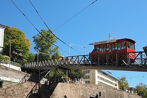 Brücke mit einem kleinen roten Bahnfahrzeug mit der Aufschrift 'Polybahn'